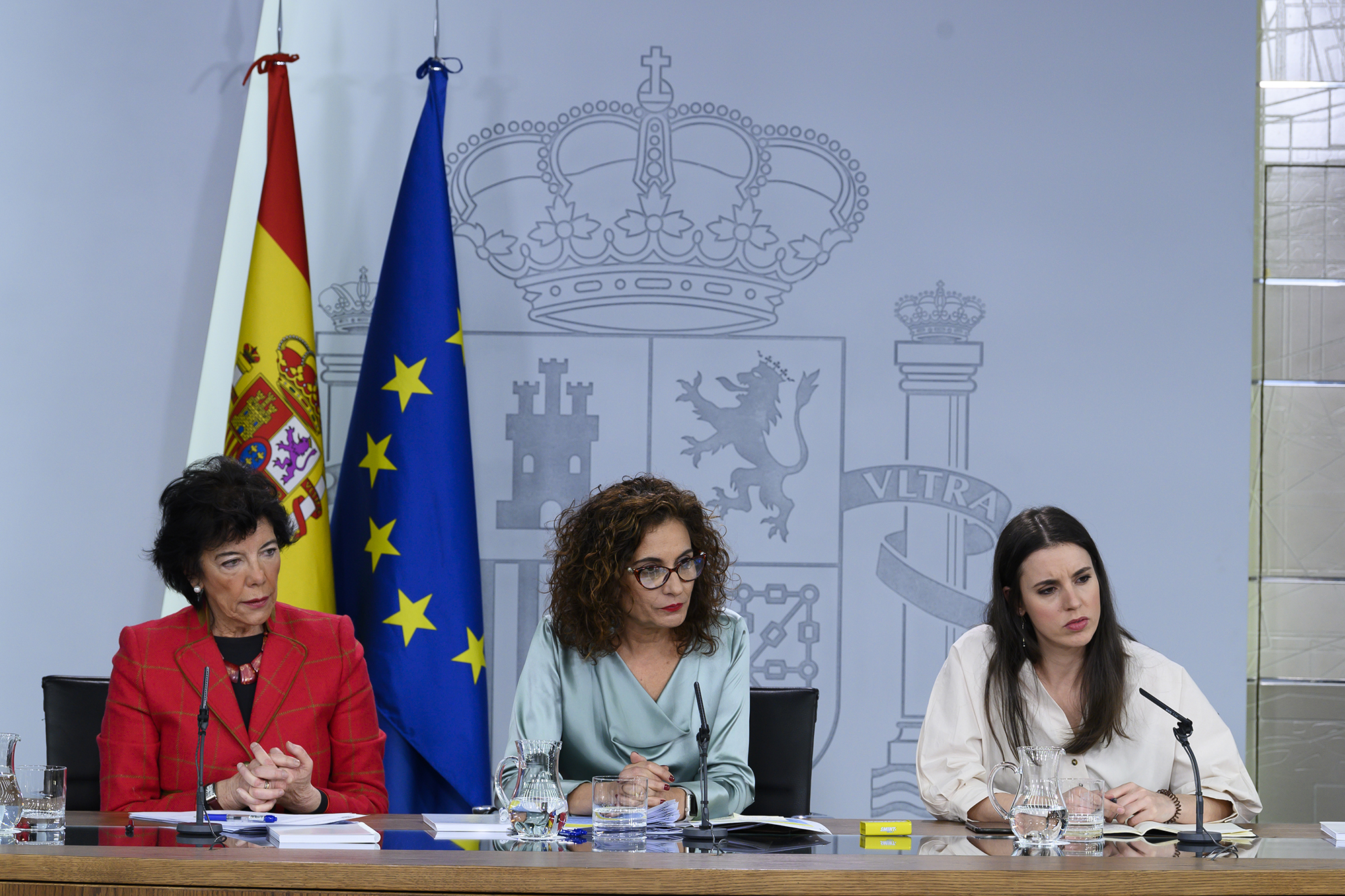 FOTOGRAFÍA. PALACIO DEL GOBIERNO DE ESPAÑA (LA MONCLOA), 17.01.2020. La Ministra Portavoz y de Hacienda María Jesús Montero (c), la ministra de Educación Isabel Celaá (i) ñ pUEBLO (1)