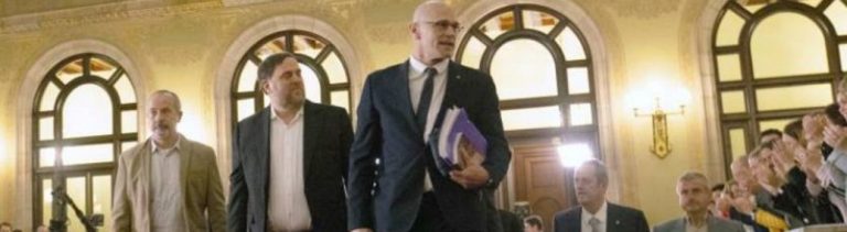 El separatismo recibe a sus presos golpistas con vítores en el Parlamento de Cataluña