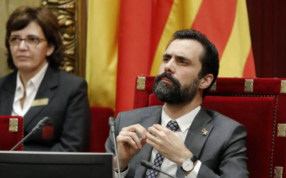 FOTOGRAFÍA. PARLAMENTO DE CATALUÑA (BARCELONA) ESPAÑA, AÑO 2020. El presidente del Parlamento de Cataluña, Roger Torrent, durante un pleno. Efe