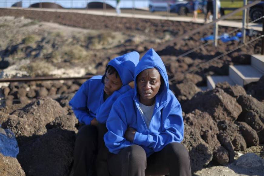 FOTOGRAFÍA. PLAYA EL BURRERO (GRAN CANARIA) ESPAÑA, 17.01.2020. Una patera con 27 personas a bordo (18 varones, ocho mujeres y una niña) ha llegado esta tarde a la playa de El Burrero. Efe