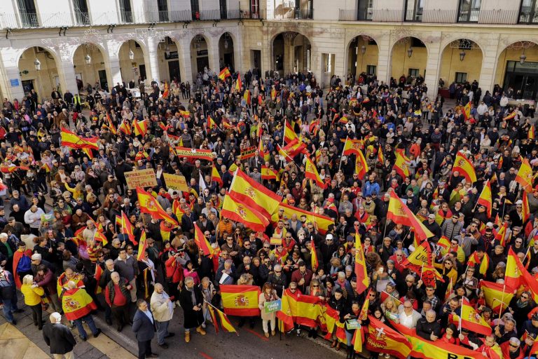 «España Existe» clama «Torra y Puigdemont a prisión» en Pl. del Ayuntamiento de  Alicante