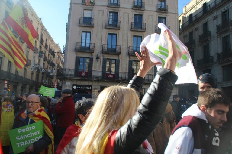 VOX convoca una «cadena humana» alrededor del monumento de Cristóbal Colón en Barcelona (Cataluña)