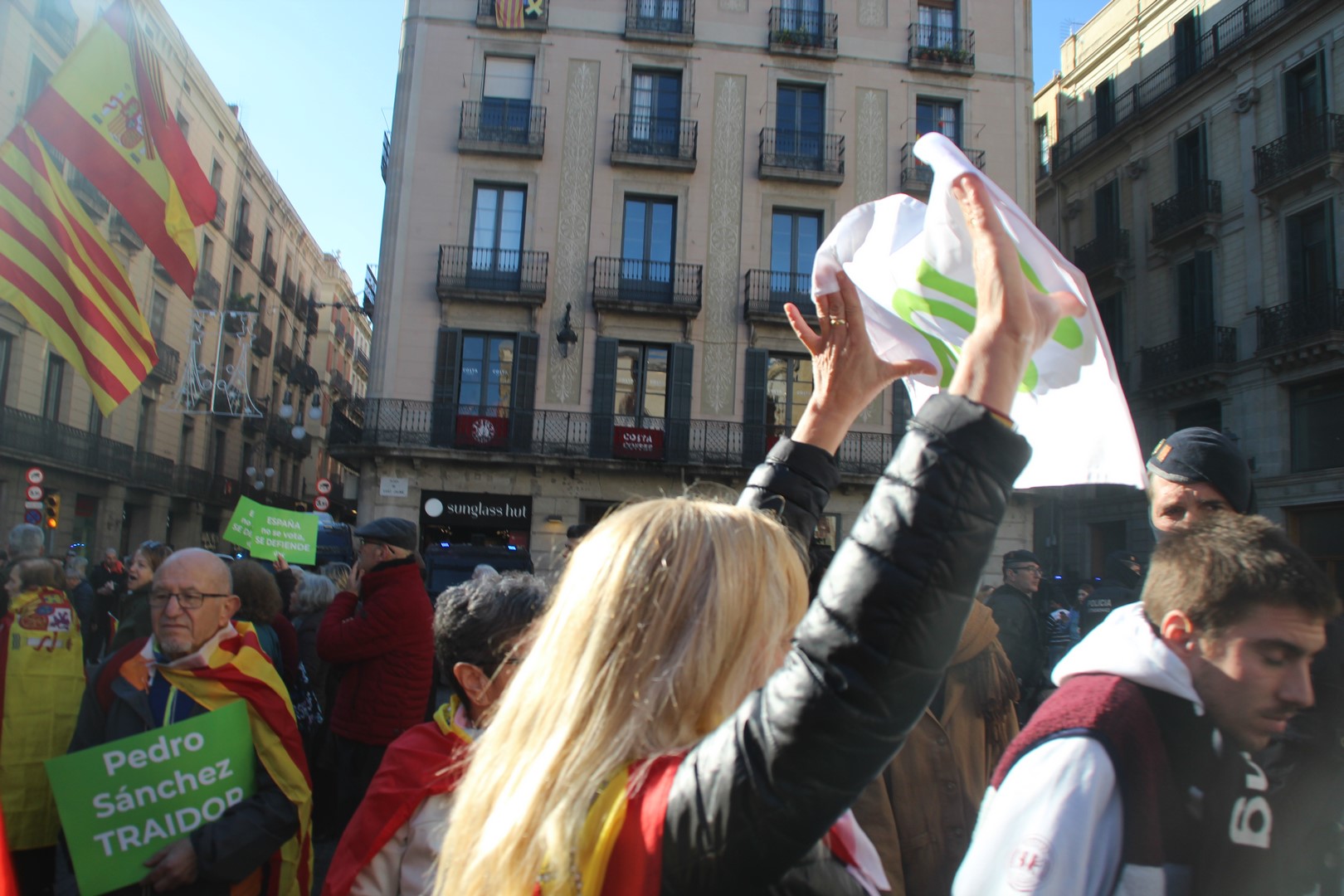 FOTOGRAFÍA. PLAZA SAN JAIME DE BARCELONA (BARCELONA), 12.01.2020. Una catalana, simpatizante de VOX, exhibe una bandera de VOX. Ñ Pueblo (1)