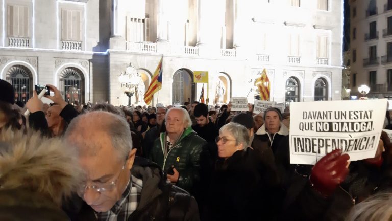 El separatismo retira la bandera de España en la fachada de Generalidad de Cataluña