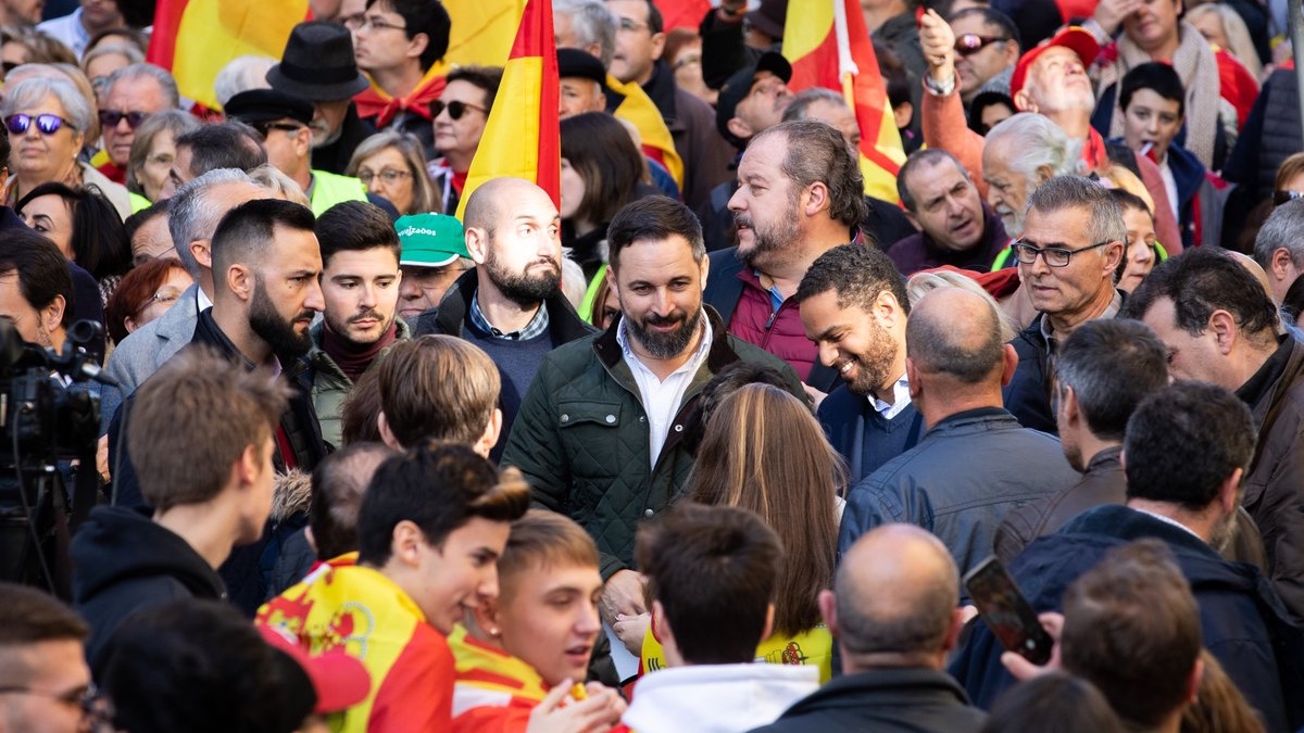 FOTOGRAFÍA. PLAZA URQUINAONA DE BARCELONA (CATALUÑA), 06.12.2012. Un grupo de jóvenes catalanes con Santiago Abascal. Ñ Pueblo