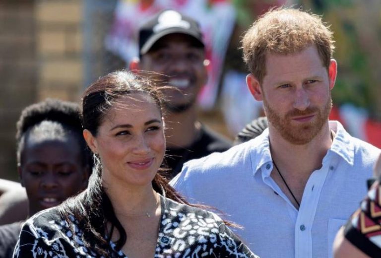 La reina pide resolver el estatus de los Sussex y Meghan viaja a Canadá