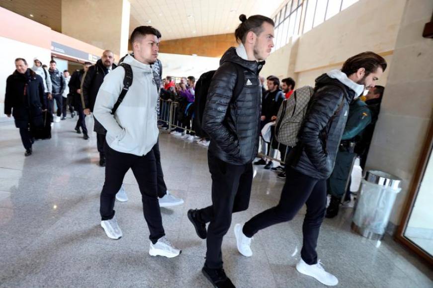 FOTOGRAFÍA. SALAMANCA (ESPAÑA), 22.01.2020. El jugador galés del Real Madrid Gareth Bale (c) llega junto con el resto del equipo este miércoles al aeropuerto de Salamanca. Efe