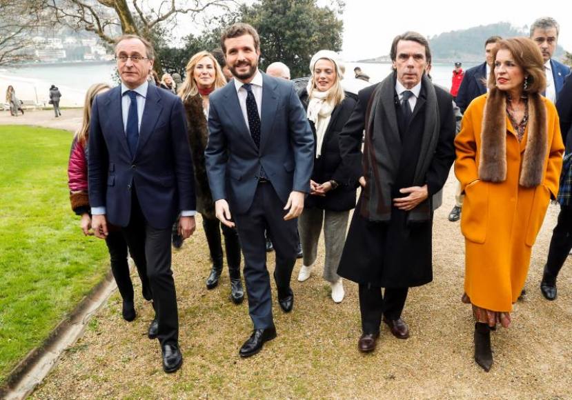 FOTOGRAFÍA. SAN SEBASTIÁN (ESPAÑA), 23.01.2020. El expresidente del Gobierno José María Aznar (2d), el líder del PP, Pablo Casado (2i), el presidente del PP vasco, Alfonso Alonso. Efe