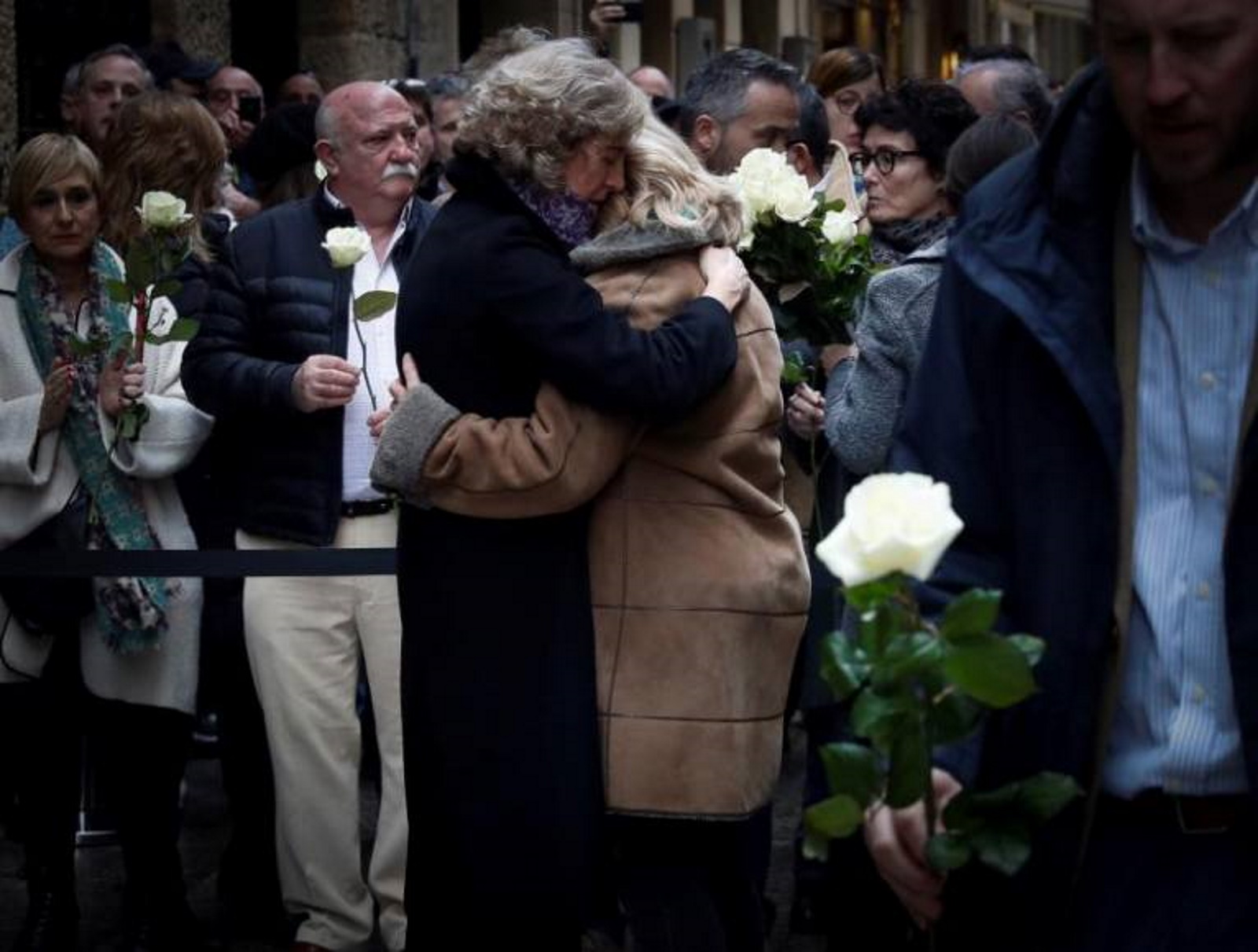 FOTOGRAFÍA. SAN SEBASTIÁN (ESPAÑA), 25.01.2020. La viuda y la hermana de Gregorio Ordóñez, Ana Iribar (i) y Consuelo Ordóñez (d). efe
