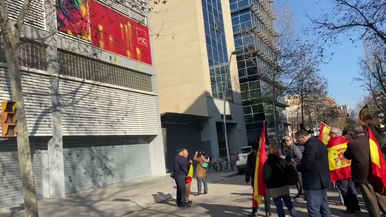 La sede del PSC en Barcelona clama «Sánchez traidor»