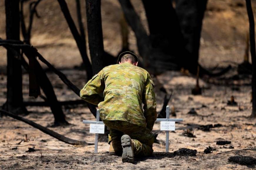 FOTOGRAFÍA. SIDNEY (AUSTRALIA), 13.01.2020. El español Goyo Paniagua, que desde hace dos años trabaja como bombero en Australia, ha visto de cerca la destrucción del fuego. efe