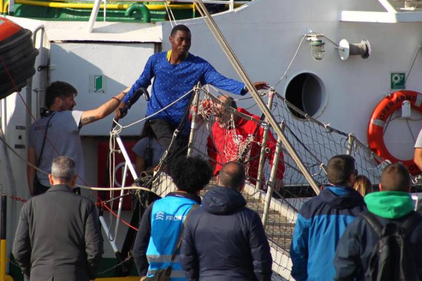FOTOGRAFÍA. TARANTO (ITALIA), NOVIEMBRE DE 2019. Desembarco en el puerto italiano de Taranto de un grupo de migrantes que fue rescatado por el barco. efe