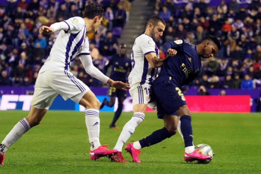 FOTOGRAFÍA. VALLADOLID 8ESPAÑA), 26.01.2020. El delantero brasileño Rodrygo (d) del Real Madrid y el defensor Antonio Regal (c1) del Real Valladolid. efe