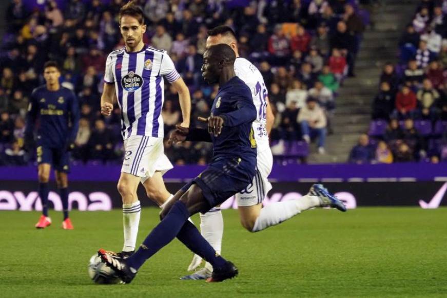 FOTOGRAFÍA. VALLADOLID (ESPAÑA), 26.01.2020. El defensor francés Ferland Mendy (c) del Real Madrid y el defensor Antonio Regal (d) del Real Valladolid. efe
