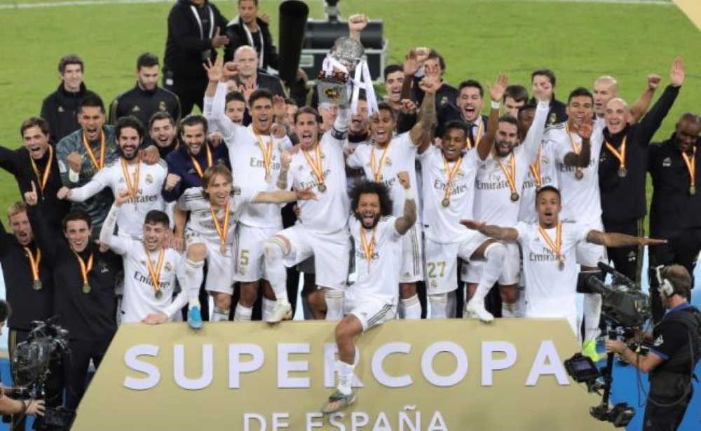 FOTOGRAFÍA. YERDA (ARABIA SAUDITA), 12.01.2020. Los jugadores del Real Madrid posan con el trofeo, tras vencer al Atlético de Madrid en la final de la Supercopa. Efe