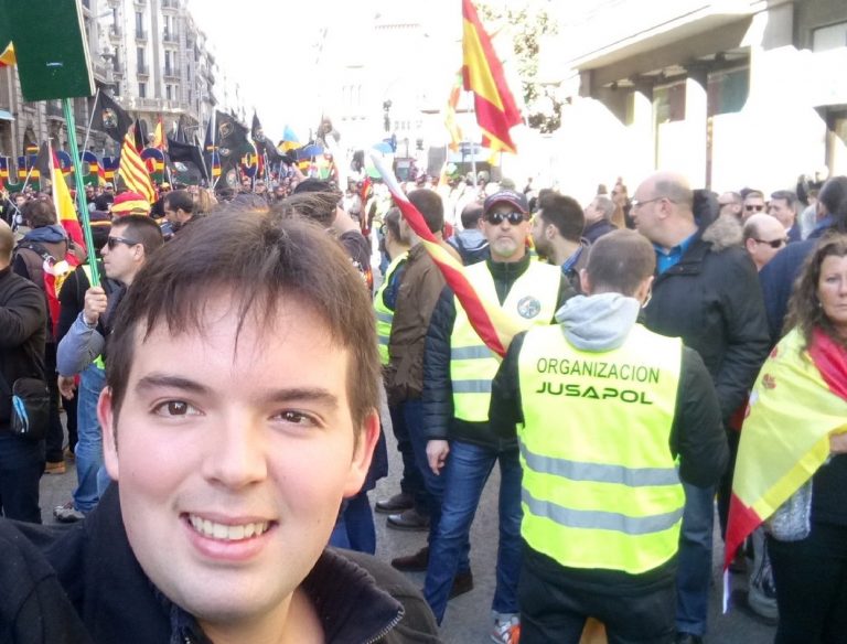 El mozo separatista Albert Donaire estalla de rabia contra el joven periodista Erik Encinas