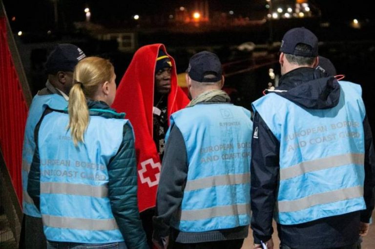 Llegan a España 81 inmigrantes, entre ellos 39 mujeres y 5 niños