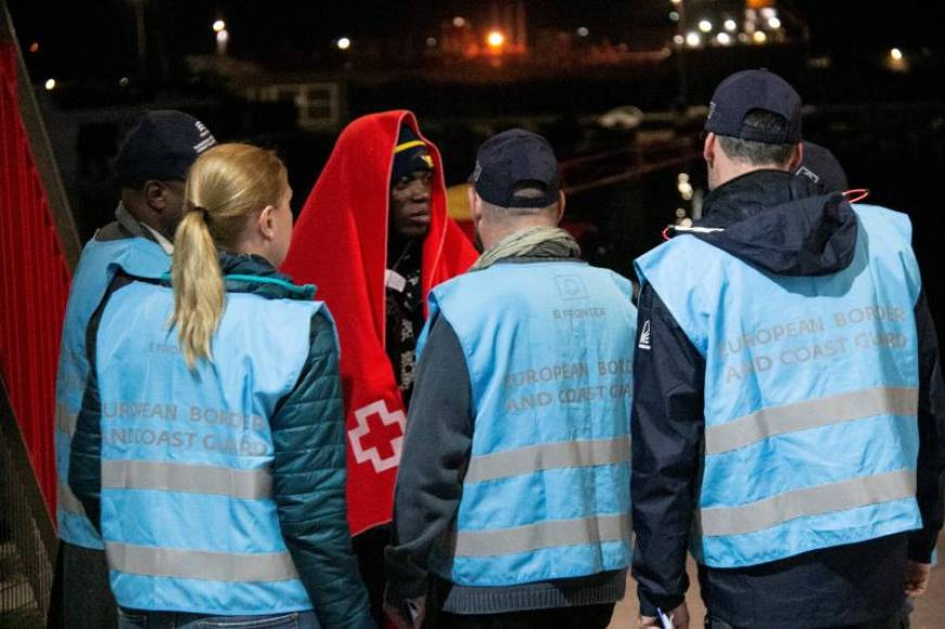 FOTOGRAFÍA. ALMERÍA (ESPAÑA), 07.02.2020. Miembros de la Agencia Europea de costas y fronteras atienden a uno de los 64 inmigrantes rescatados por Salvamento Marítimo. Efe