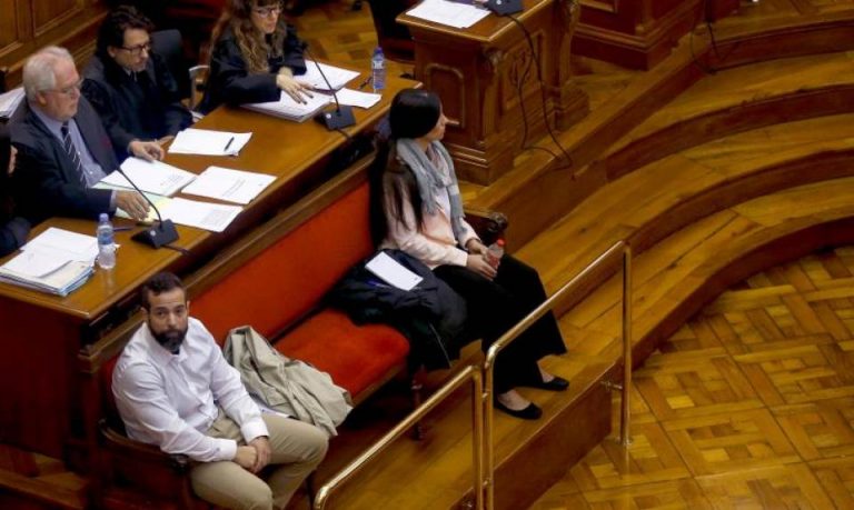 Sus 2 amigas intimas y uno de sus amantes la ponen contra las cuerdas ante el Tribunal