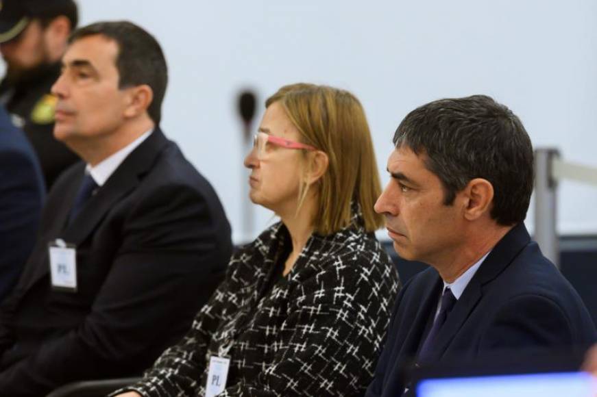 FOTOGRAFÍA. AUDIENCIA NACIONAL. El mayor de los Mossos d'Esquadra Josep Lluís Trapero (d) junto a la intendente de la policía catalana Teresa Laplana (c). Efe