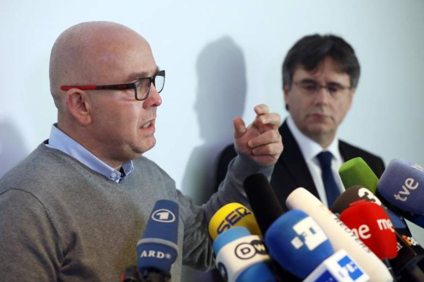 FOTOGRAFÍA. BELGICA, AÑO 2018. El expresidente catalán Carles Puigdemont escucha al empresario Josep Lluís Alay (d), durante una rueda de prensa. Efe