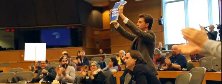 Un joven catalán de (VOX) planta cara al «golpista Puigdemont» en el Parlamento Europeo