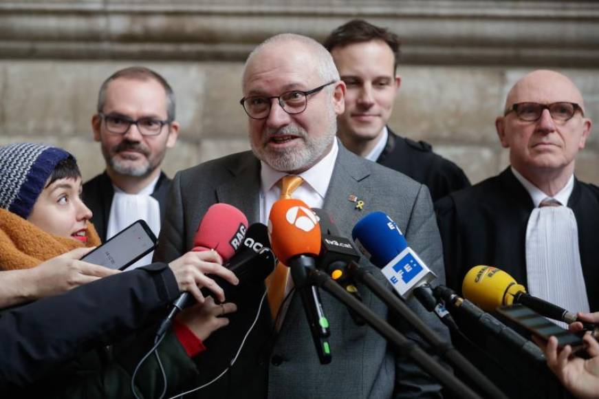 FOTOGRAFÍA. BRUSELAS (BÉLGICA), 24.02.2020. El exconsejero autonómico catalán Lluís Puig, hace declaraciones a los medios en la puerta del juzgado de Bruselas. Efe