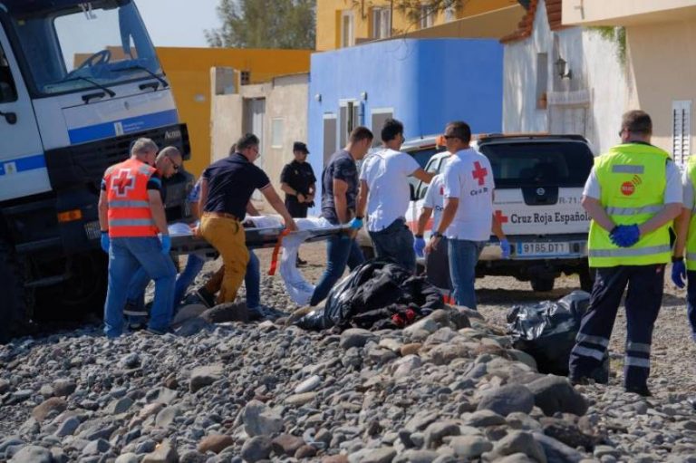 34 supervivientes inmigrantes, entre ellos 6 bebés, llegan en patera a España