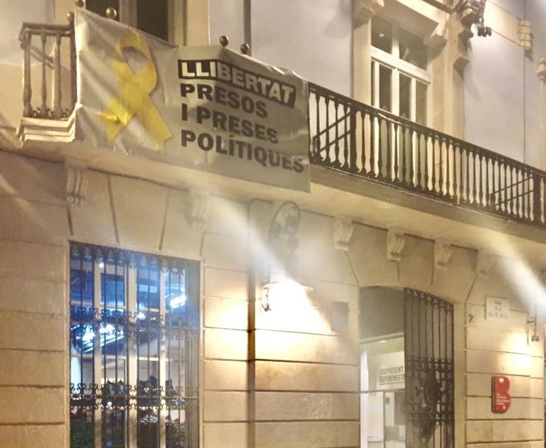 El juez prohíbe a Ada Colau poner el lazo separatista por «discriminar a los catalanes»