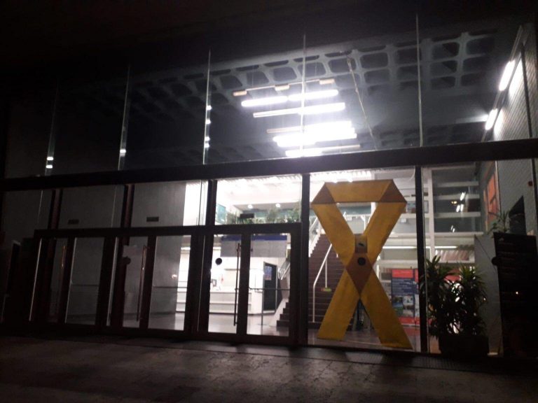 «S’Ha Acabat!» exige en un requerimiento retirar el lazo de la Universidad de Gerona