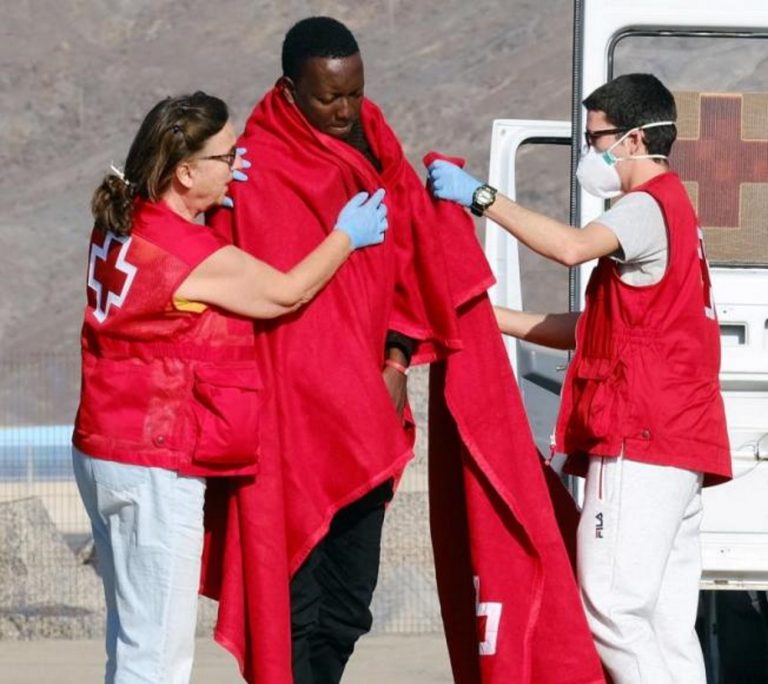 Llegan a España 68 inmigrantes en una lancha neumática