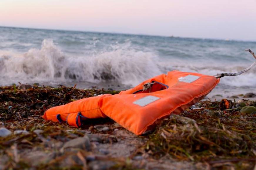 FOTOGRAFÍA. GRECIA, FEBRERO 2020. Un chaleco salvavidas abandonado en una playa próxima a la capital de Lesbos, Mytiline. Efe