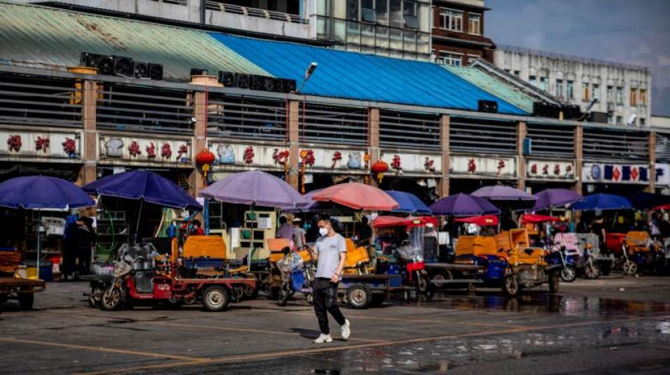 FOTOGRAFÍA. GUANGZHOU (GUANGDONG) CHINA, 26.02.2020. Un hombre con una mascarilla camina delante de tiendas cerradas en un mercado de mariscos en Guangzhou (China). Efe