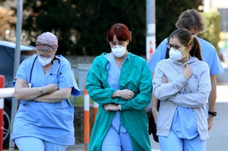 Corrección. Médico de Madrid: «No hay respiradores, se tiene que sedar a muchos pacientes y liberar respiradores para menores de 65 años»