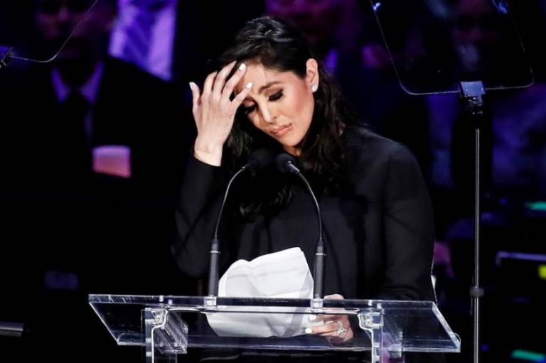 Emotivo tributo de miles de personas a Kobe Bryant y su hija en Los Ángeles