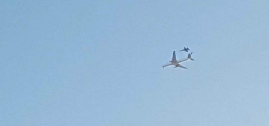 FOTOGRAFÍA. MADRID (ESPAÑA), 03.02.2020. Fotografía facilitada por el Ministerio de Defensa de un caza F-18 del Ejército del Aire que inspecciona el estado exterior del avión de Air Canada que se prepara para un aterrizaje de emergencia en el aeropuerto de Barajas. El avión, un Boeing 767 con destino a Toronto, tuvo problemas poco después de despegar y tras sobrevolar el centro de Madrid a baja altura, sobrevuela desde hace unas tres horas una amplia zona entre las provincias de Cuenca y Toledo. Efe