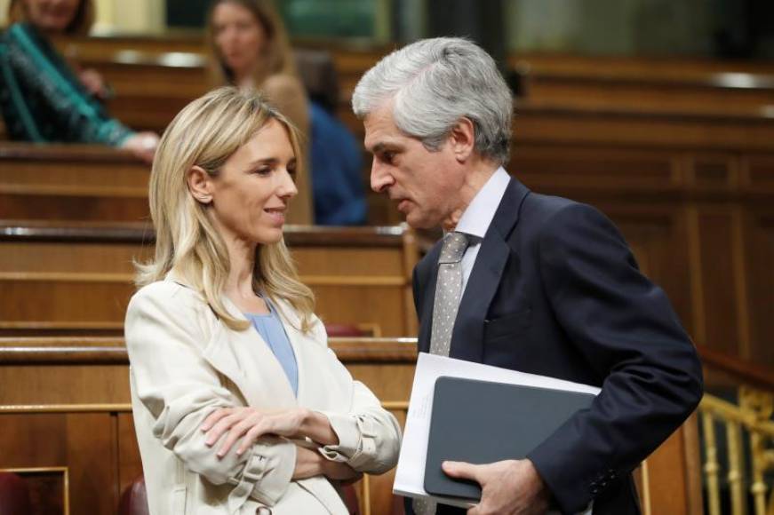 FOTOGRAFÍA. (MADRID) ESPAÑA, 04.02.2020. Los diputados del PP Adolfo Suárez Illana y Cayetana Álvarez de Toledo al inicio del pleno celebrado este martes en el Congreso. Efe