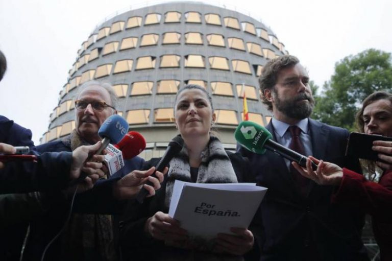 Vox pide al Tribunal Constitucional que invalide los acatamientos de diputados separatistas