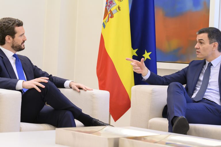 La reunión Sánchez (PSOE) y Casado (PP) acaba en un intercambio de acusaciones