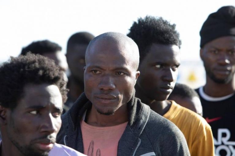 Llegan en patera a España 69 inmigrantes, entre ellos 13 mujeres y 5 MENAS