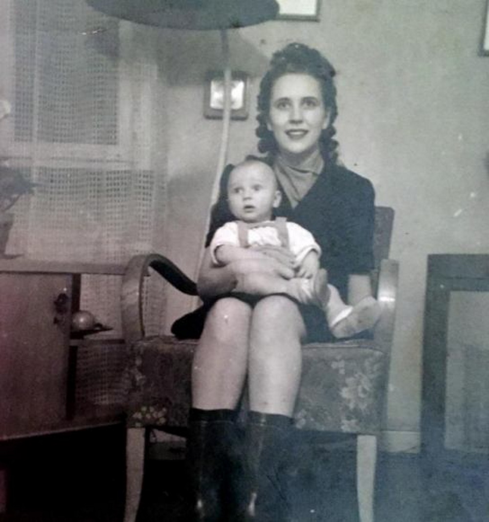 FOTOGRAFÍA. MUNDO, AÑO 1948. Irmgard Lundberg con su hijo Fred sentado en sus piernas. Irmgard Lundberg ha iniciado a sus 94 años y desde su país, Suecia. Efe