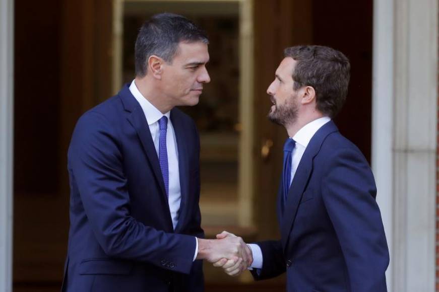 FOTOGRAFÍA. PALACIO DE GOBIERNO DEL REINO DE ESPAÑA, 16.10.2019. El presidente del Gobierno, Pedro Sánchez (i), recibe al líder del PP, Pablo Casado. Efe