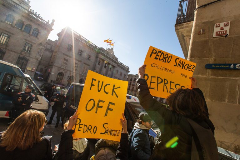 Fotografías reunión Sánchez y Torra: «Fuck off Sánchez» (vete a la mierda Sánchez)