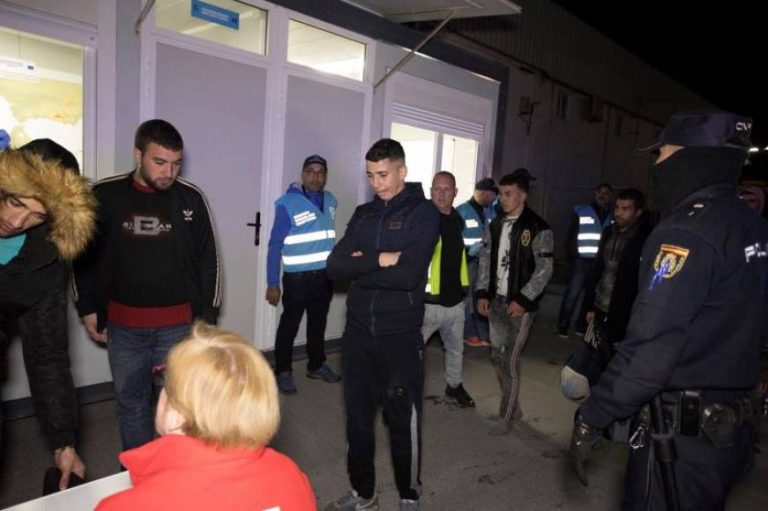 La Guardia Civil detiene a 11 inmigrantes magrebíes después de su llegada a España