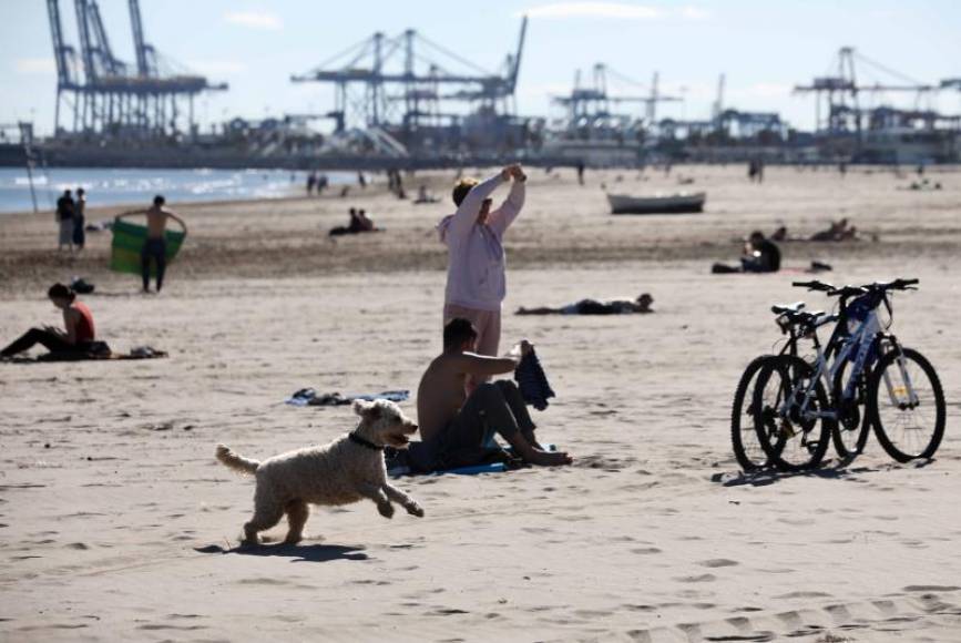 FOTOGRAFÍA. PLAYA DE MALVARROSA (VALENCIA), 02.02.3030. Varias personas disfrutan de un día de calor en la playa de la Malvarrosa de Valencia. Efe