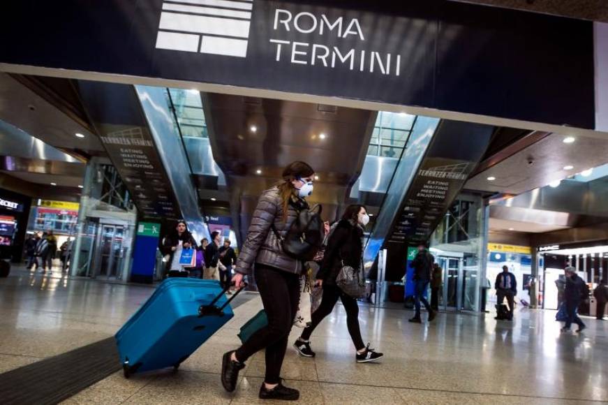 FOTOGRAFÍA. ROMA (ITALIA) 25.02.2020. Pasajeros con mascarillas transitan por la estación Termini, en Roma. Efe