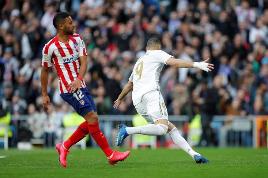 FOTOGRAFÍA. SANTIAGO BERNABÉU 8ESTADIO DEL REAL MADRID) MADRID (ESPAÑA), 01.02.2020. El delantero francés del Real Madrid Karim Benzema celebra el gol (1-0). Efe
