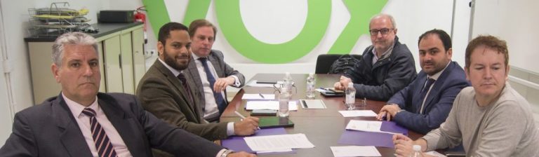 Societat Civil Catalana rectifica y se reúne con «la tercera fuerza política de España», VOX