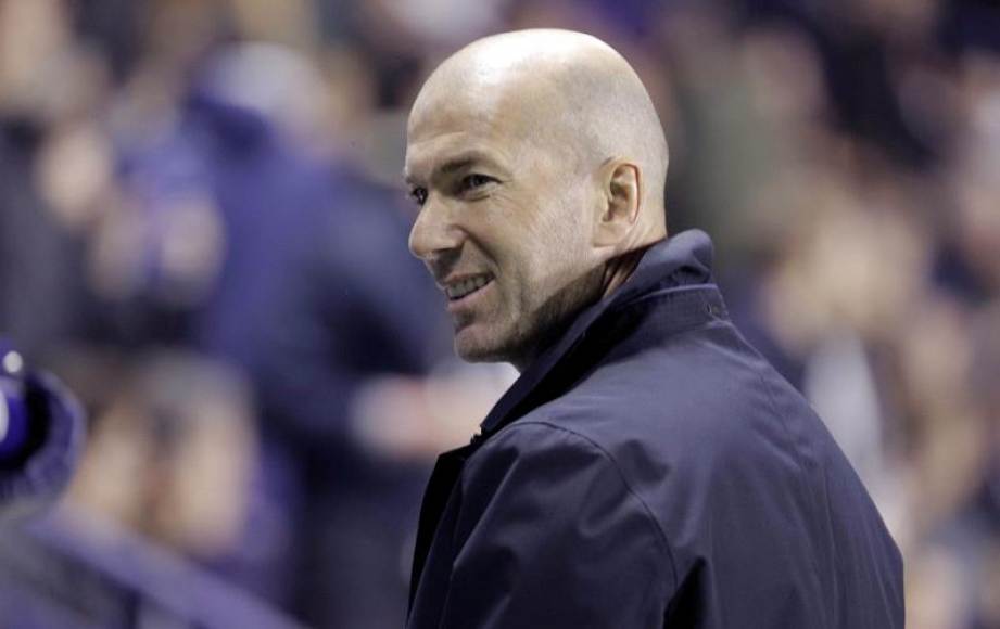 FOTOGRAFÍA. VALENCIA (ESPAÑA), 22.02.2020. El entrenador francés del Real Madrid, Zinedine Zidane, se dirige el banquillo antes del partido que van a disputar ante la UD Levante.Efe