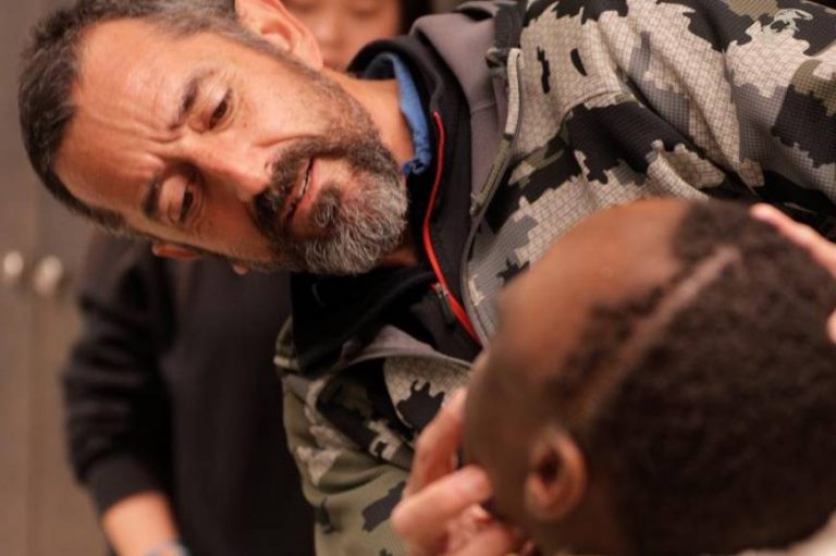 Muere el niño al que le extirparon un tumor más grande que su cabeza por «hemorragia»